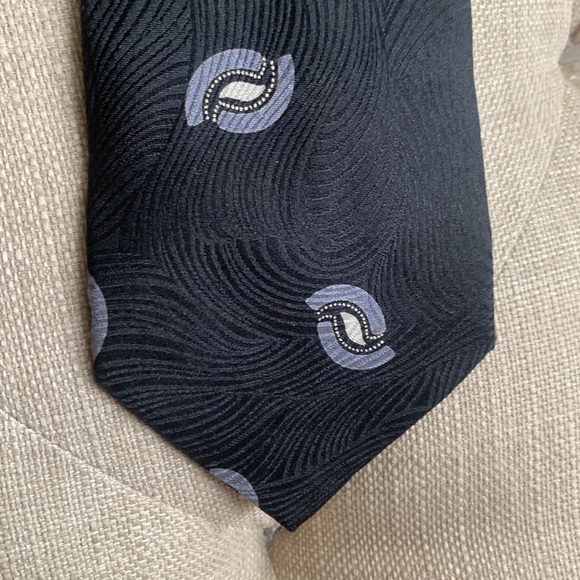 Giorgio Armani Silk Tie Made in Italy Black with Grey pattern - Picture 4 of 15